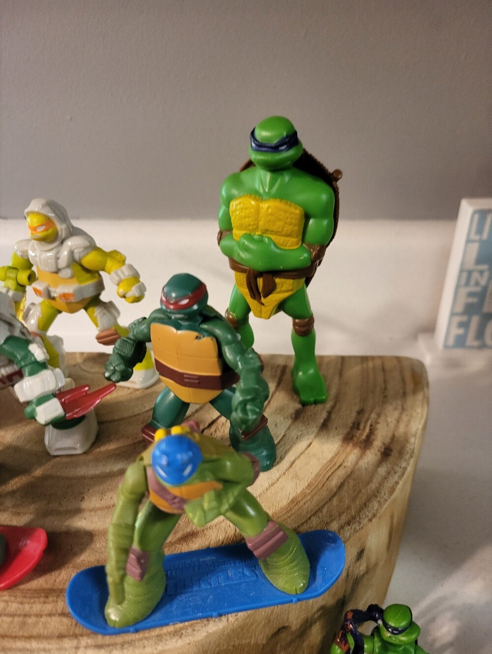 Action Figure Set - Picture 4 of 8